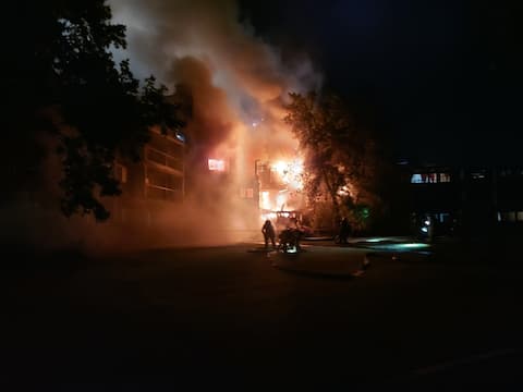 The fire was very intense last night. 2. Despite the night, a large cloud of black smoke was visible nearby.