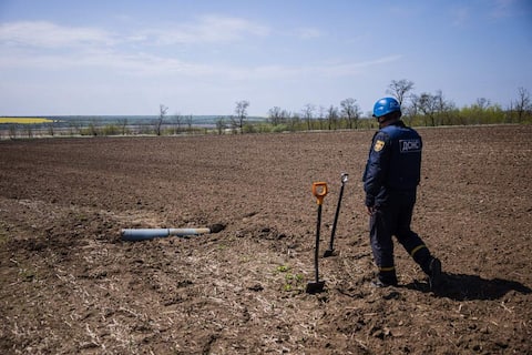 Ukrayna tarlalarında çiftçiler ölümü aldatıyor