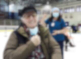 Gilles Vigneault se fait vacciner