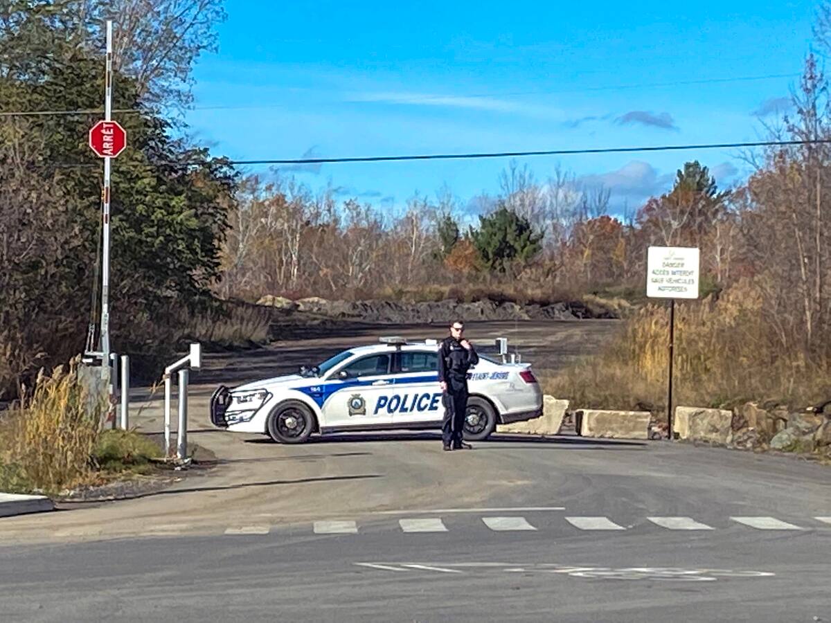 Elle se pr&eacute;sente au poste de police avec deux obus