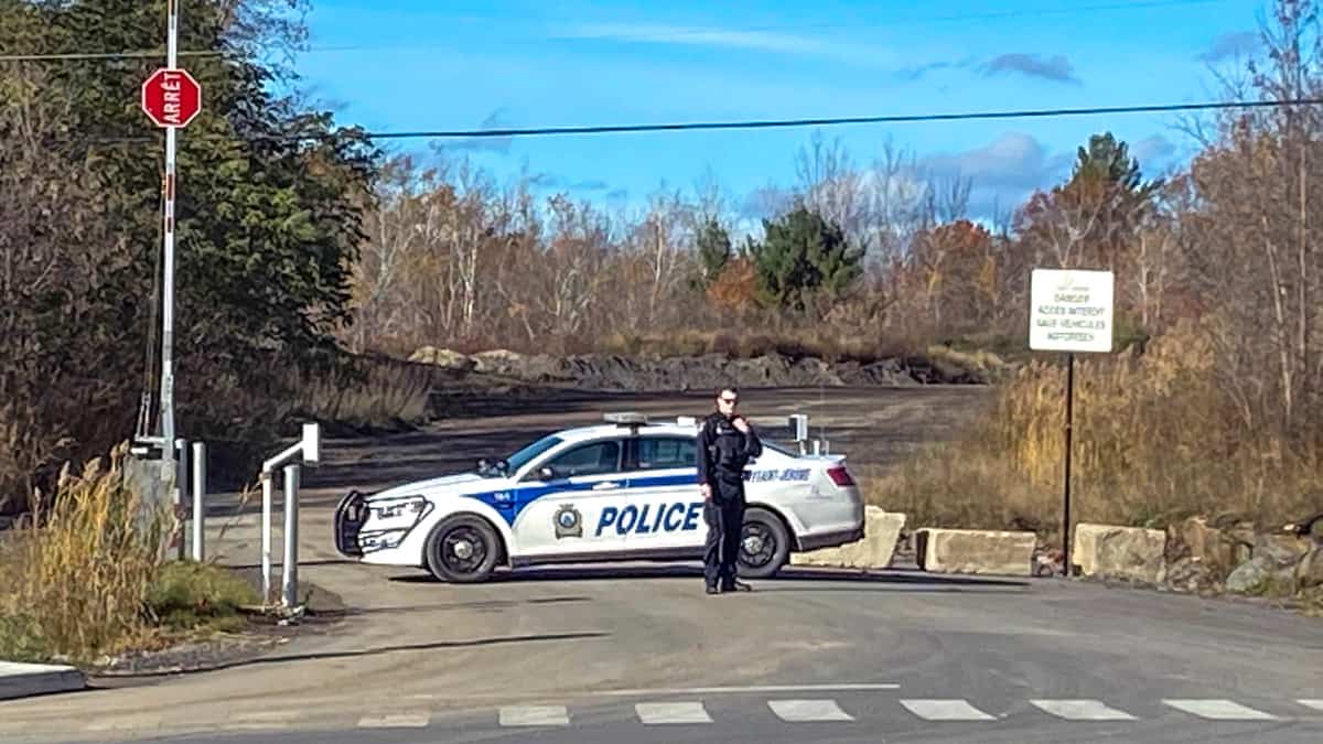 Elle se présente au poste de police avec deux obus