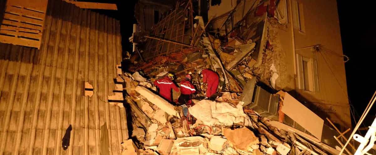 Desabamento de edifício na França: três feridos e cinco procurados Desabamento de edifício na França: três feridos e cinco procurados