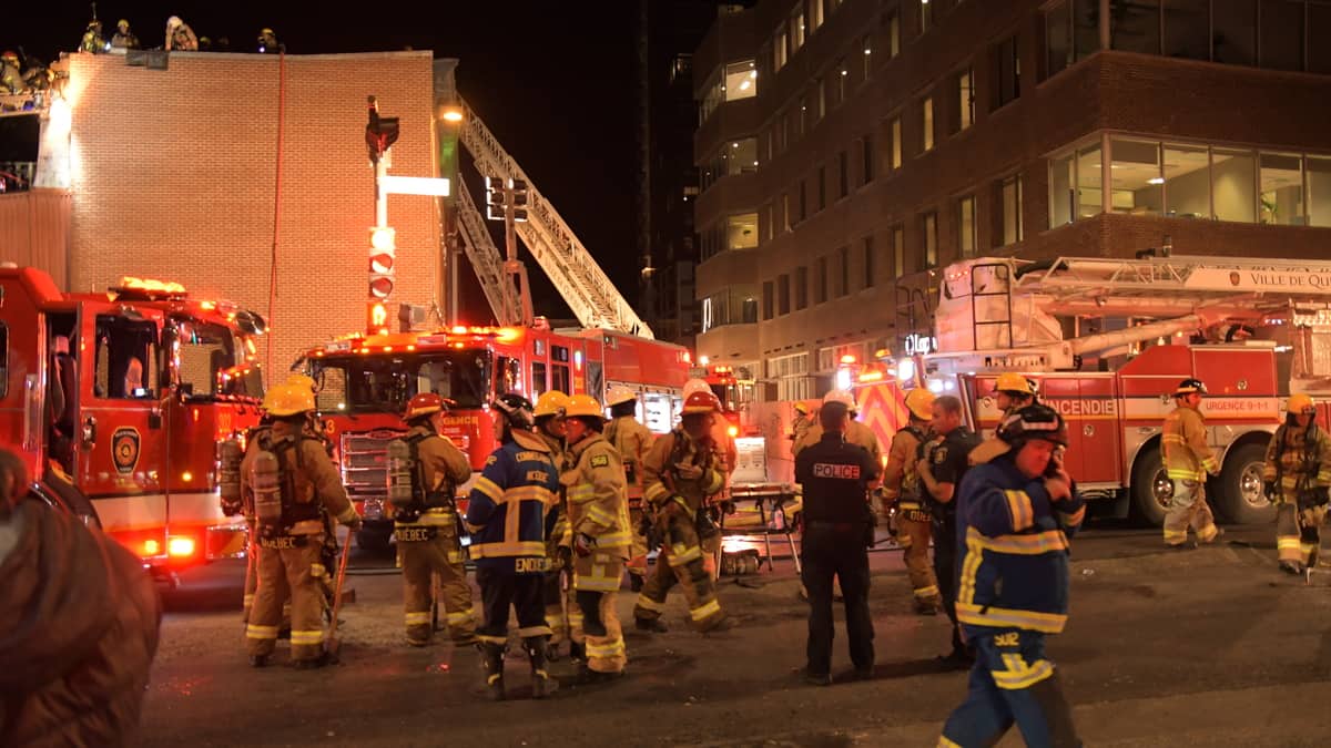 The Ravage Quebec Building Un violent incendie ravage un immeuble de trois étages à Québec | TVA ...