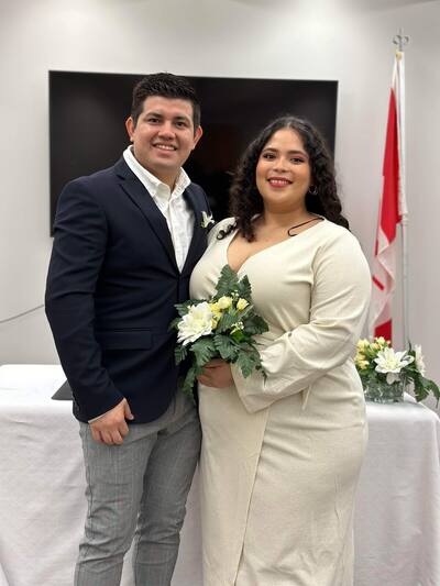 Gazetecimiz Pierre-Paul Biron, katip Émy Loubert, gelin ve damat Dania Maria Ibarez Jaramillo ve Daniel Fonseca Gomez'in yanı sıra damadın kız kardeşi Jael Monserrat Fonseca Gomez ile birlikte 21 Aralık 2023'te Quebec mahkemesinde. Fotoğraf kredisi: Nezaket