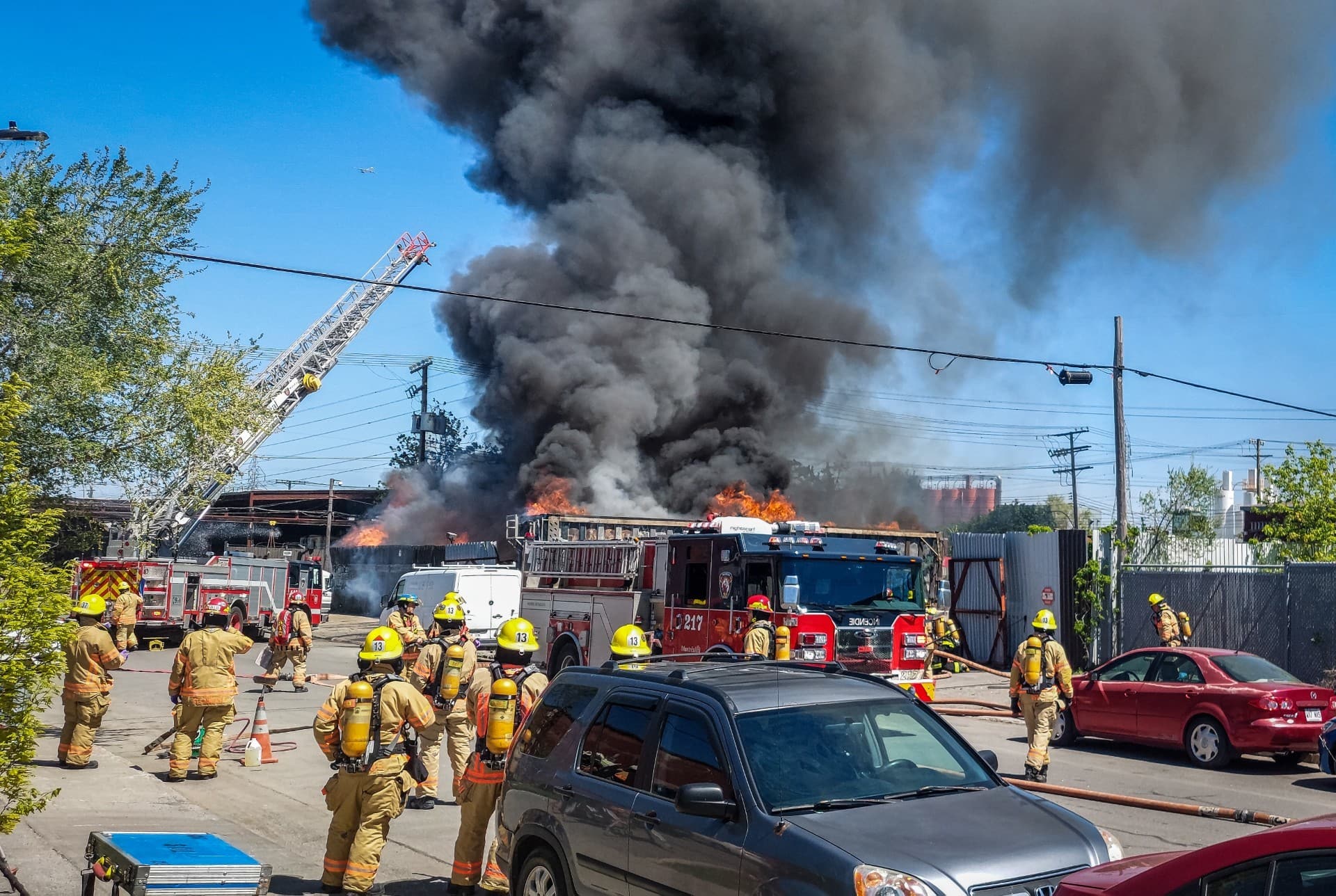 EN IMAGES | Un feu éclate dans la cour d’une entreprise de recyclage à Montréal-Nord