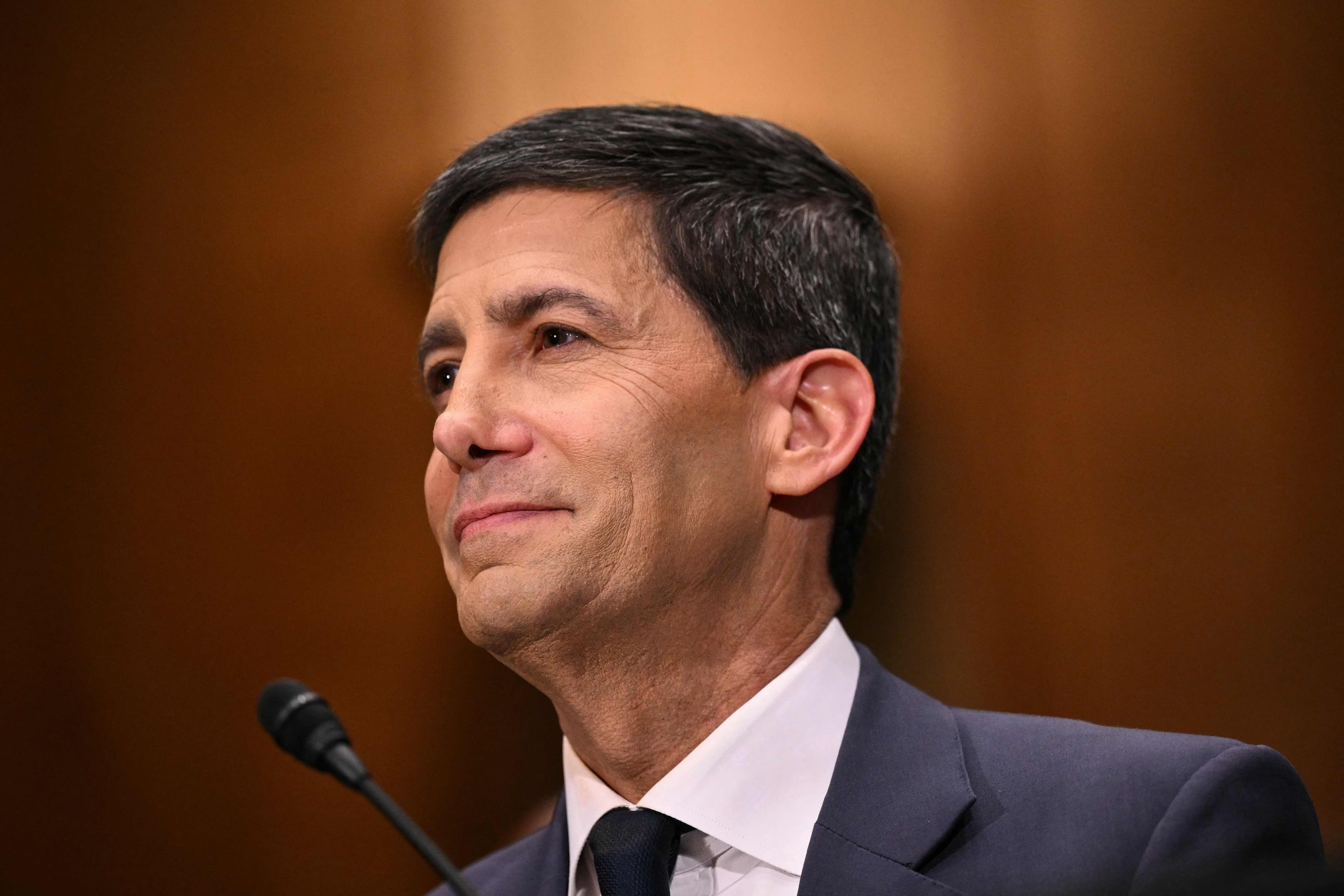 Kevin Warsh se hisse au conseil des gouverneurs de la Fed, à une marche ...