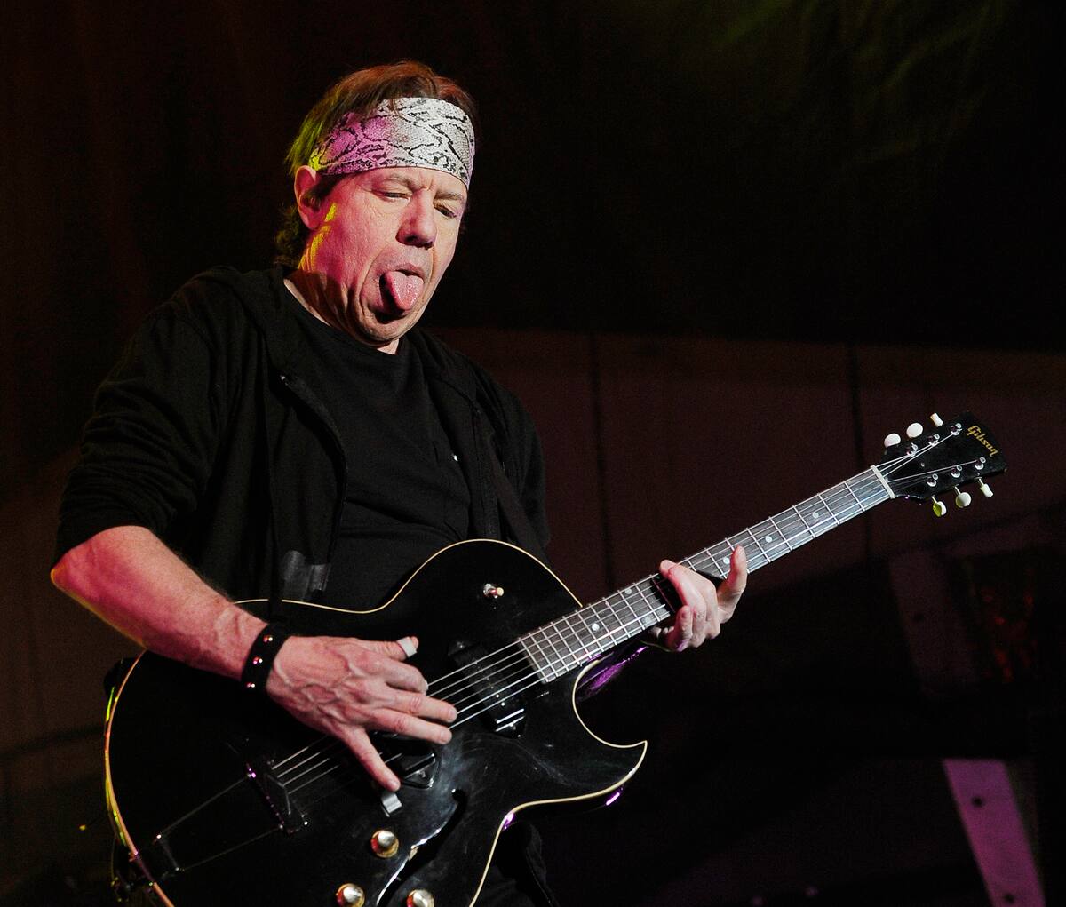 Benson Boone, quien mostrará su conocimiento en las llanuras de Abraham el sábado por la noche, cantó en el Summerfest de Milwaukee el jueves.