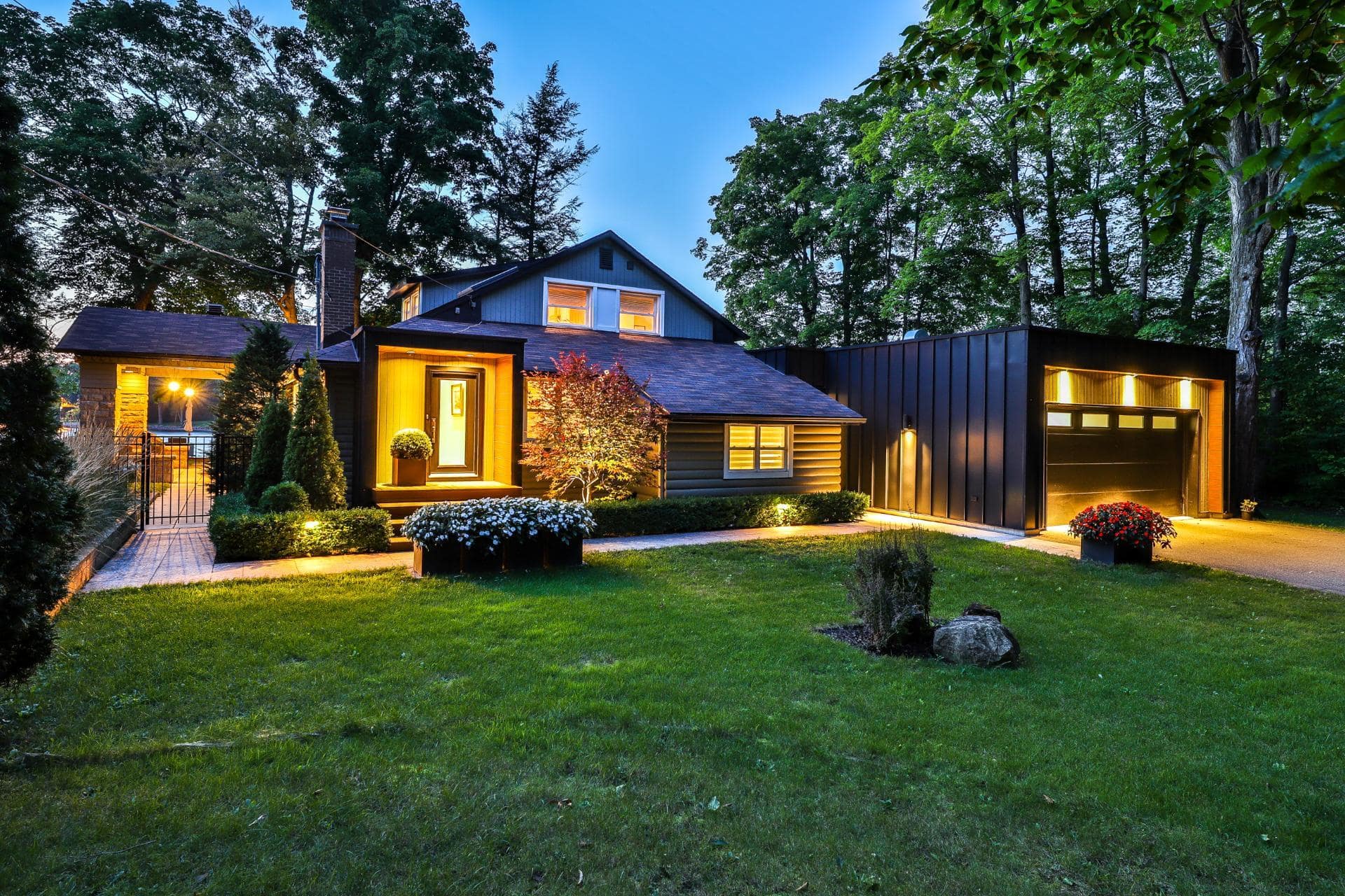 Une maison au bord de l'eau à vendre pour 1.3M$