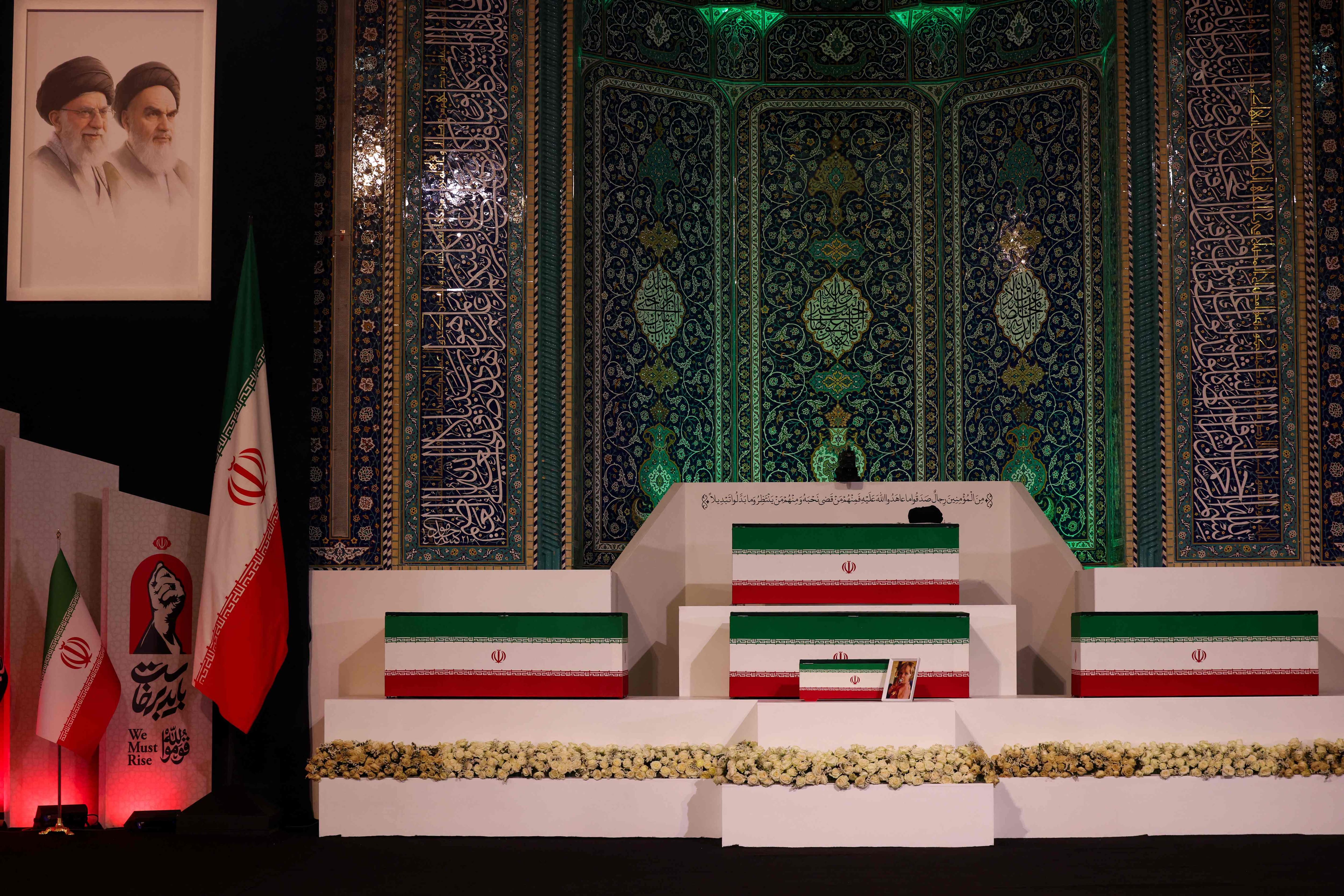 Premiers hommages devant la dépouille du guide suprême Khamenei