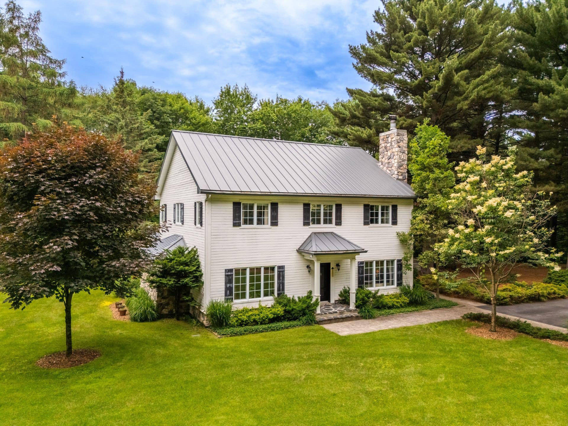 Maison victorienne sur domaine boisé à vendre 