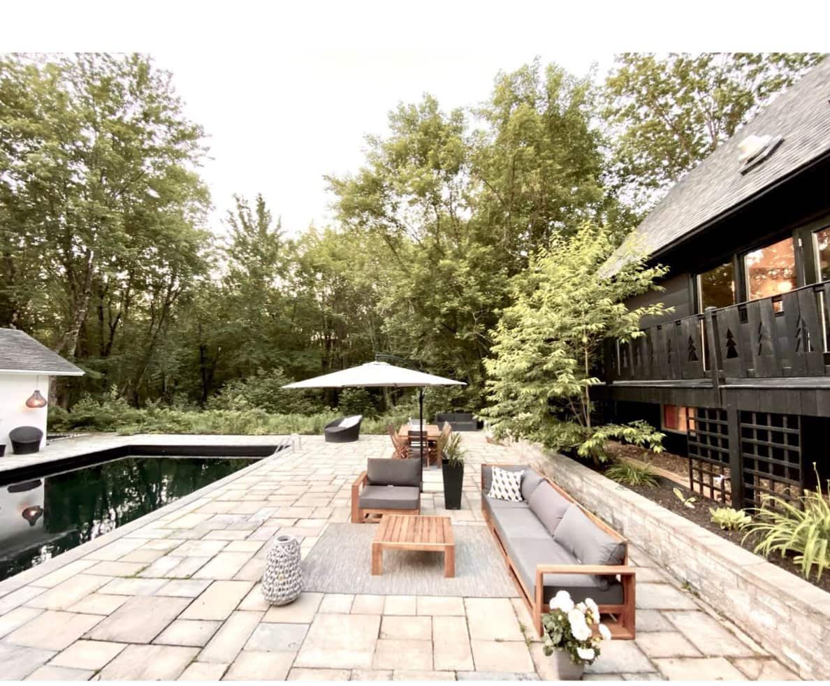 Un chalet bien décoré avec piscine pour 935 000$