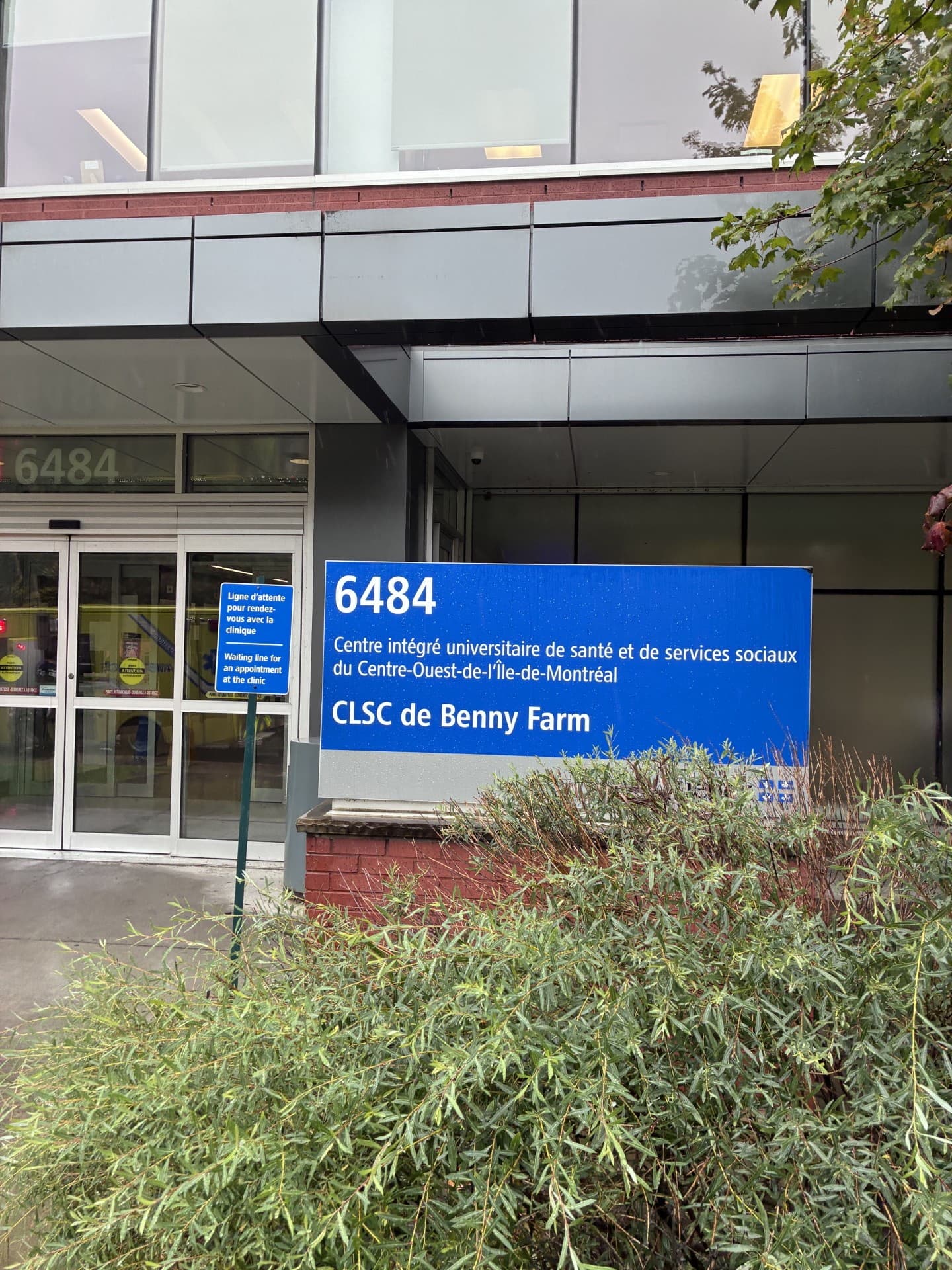 Le CLSC de Benny Farm, dans le quartier Notre-Dame-de-Grâce, est situé au 6484 Monkland. L'immeuble a été inauguré en 2013.
