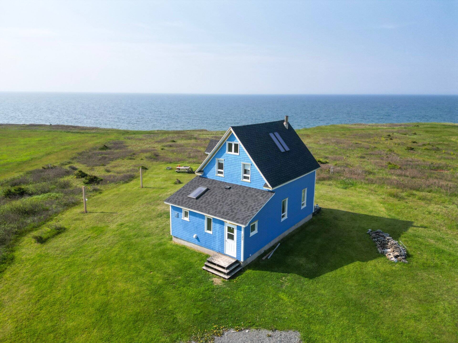 Une maison bleue face à la mer à vendre pour 548K