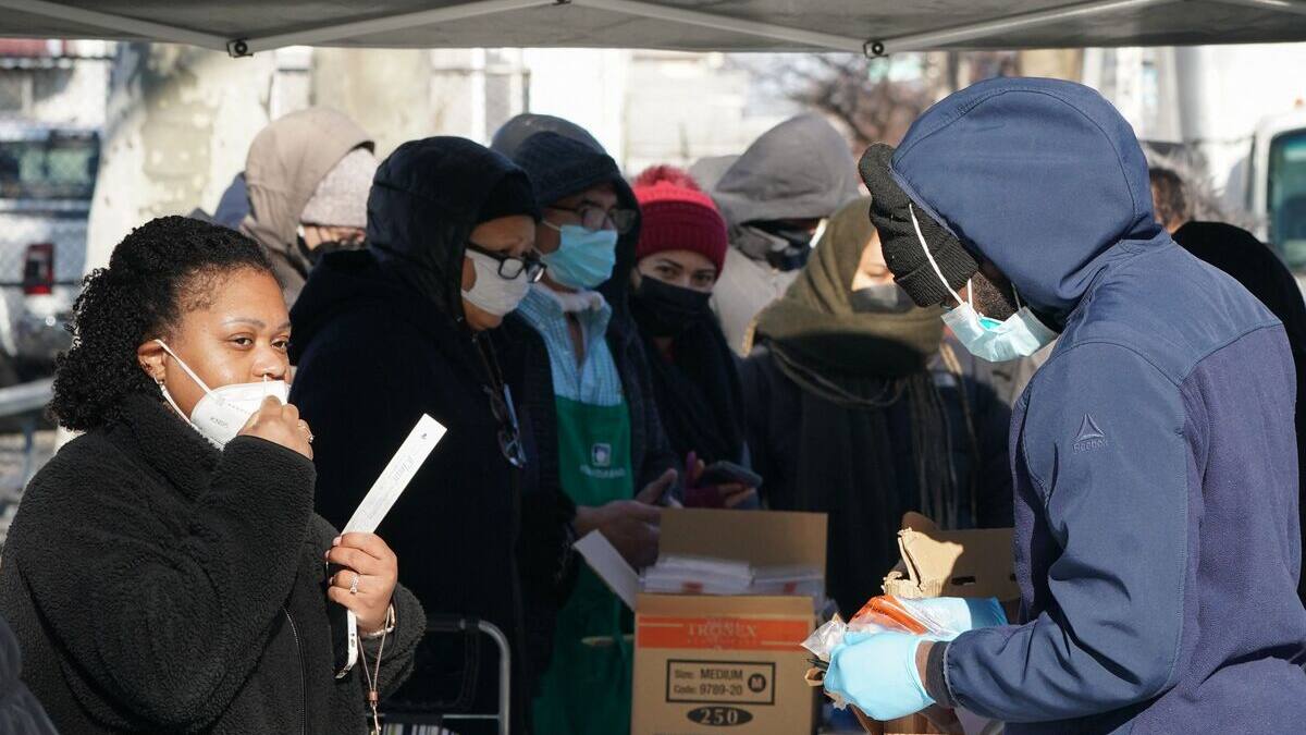 Omicron: les contaminations flambent avant Noël