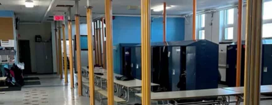 Des poutres ont été ajoutées dans plusieurs locaux au printemps 2025 en raison d’un problème de structure.