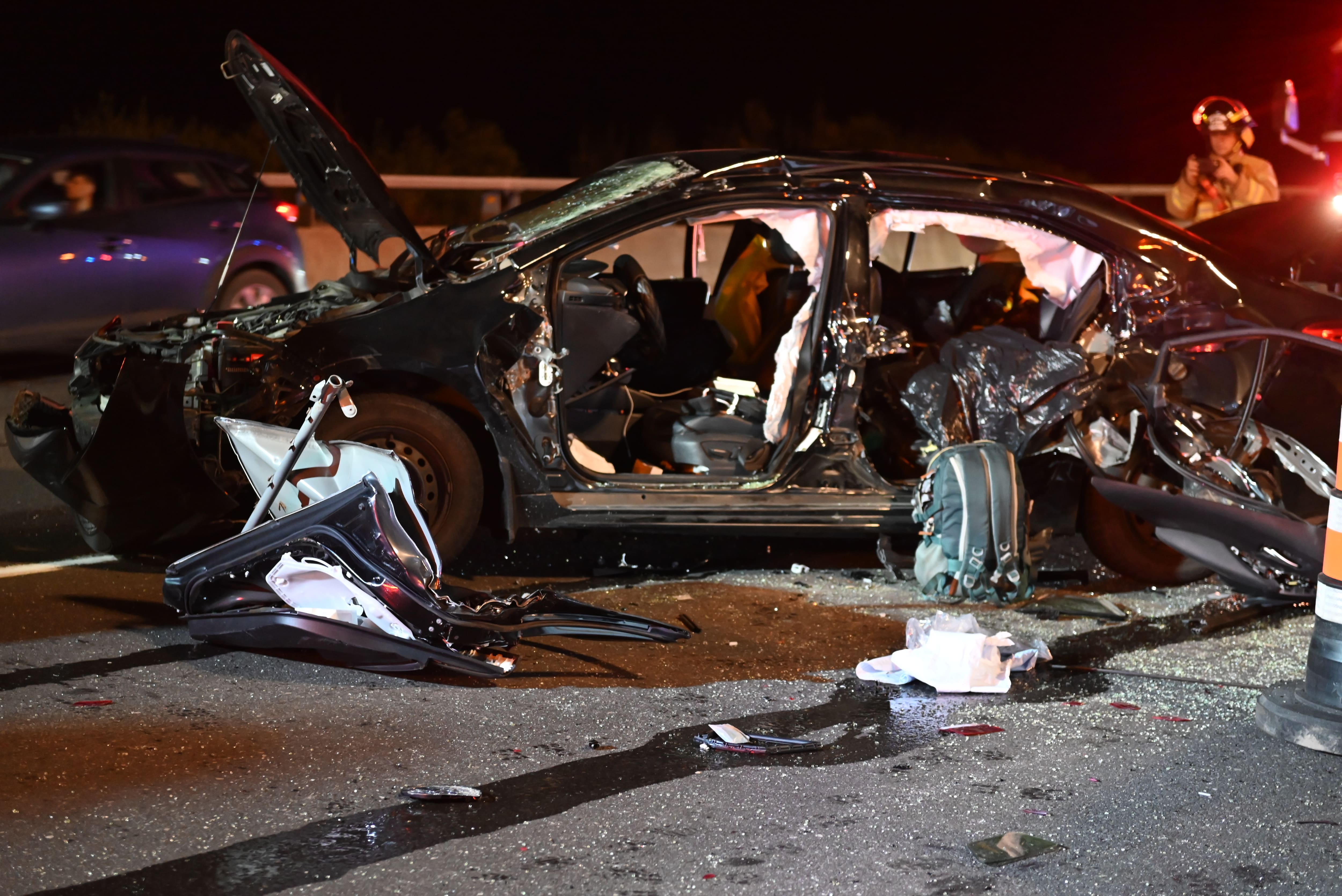 Malgré les images saisissantes, l'automobiliste s'en sort sans blessures sérieuses.