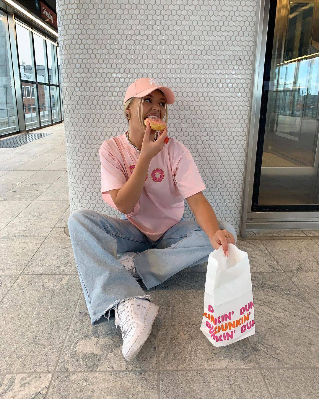 Comment intégrer le rose bonbon dans ses looks 