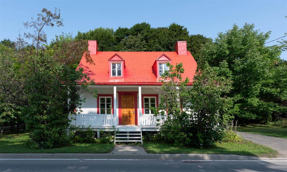 Cette maison centenaire au toit rouge est à vendre