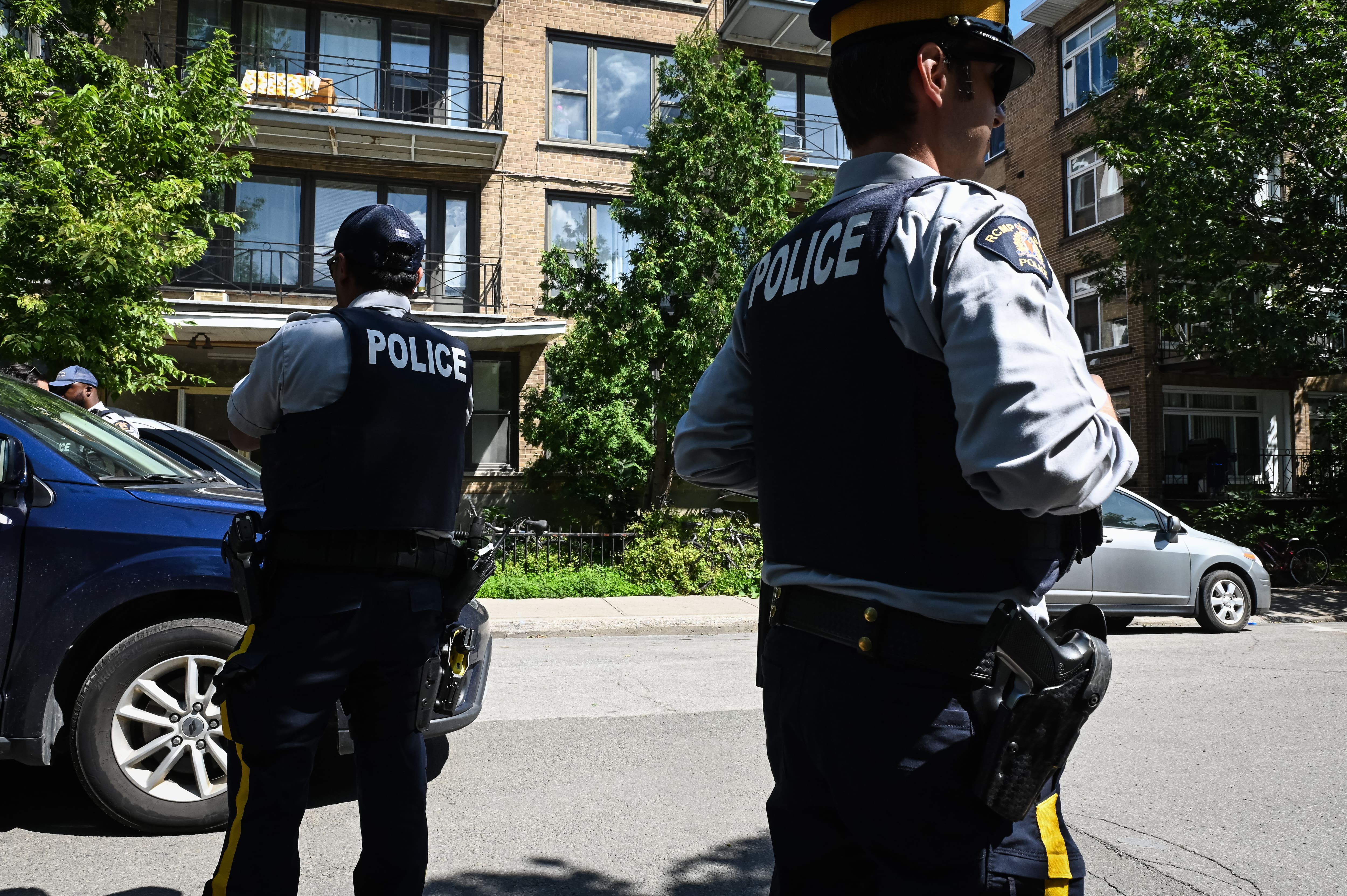 Les policiers ont saisi plusieurs appareils électroniques dans le logement qui seront analysés.