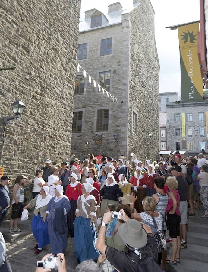 Défilé des bénévoles incarnant les Filles du roi, Fêtes de la Nouvelle-France à Québec en 2013.