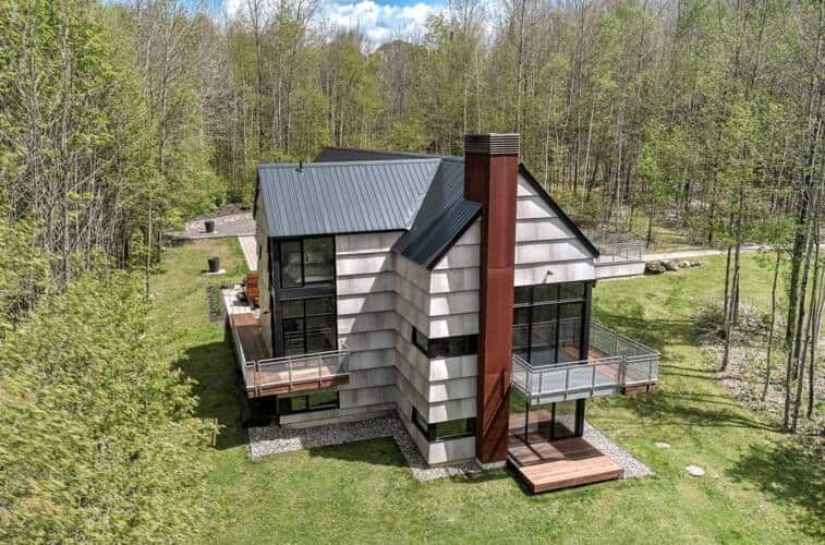 Un chalet d’architecte à vendre pour 2 250 000$