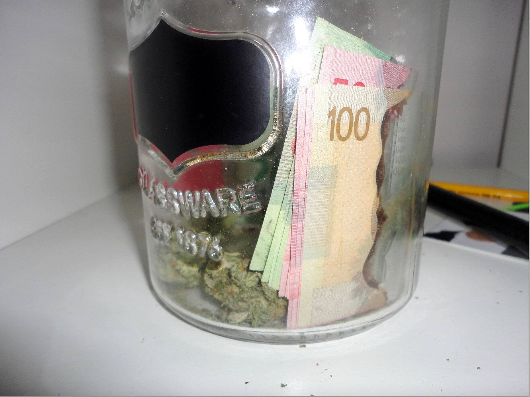 Más de $ 9,000 y cientos de gramos de guisos de cannabis estaban en Daniel Alexander Franco-Murillo, algunos de los cuales lo son.