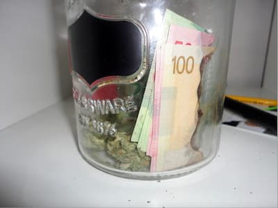 Más de $ 9,000 y cientos de gramos de guisos de cannabis estaban en Daniel Alexander Franco-Murillo, algunos de los cuales lo son.