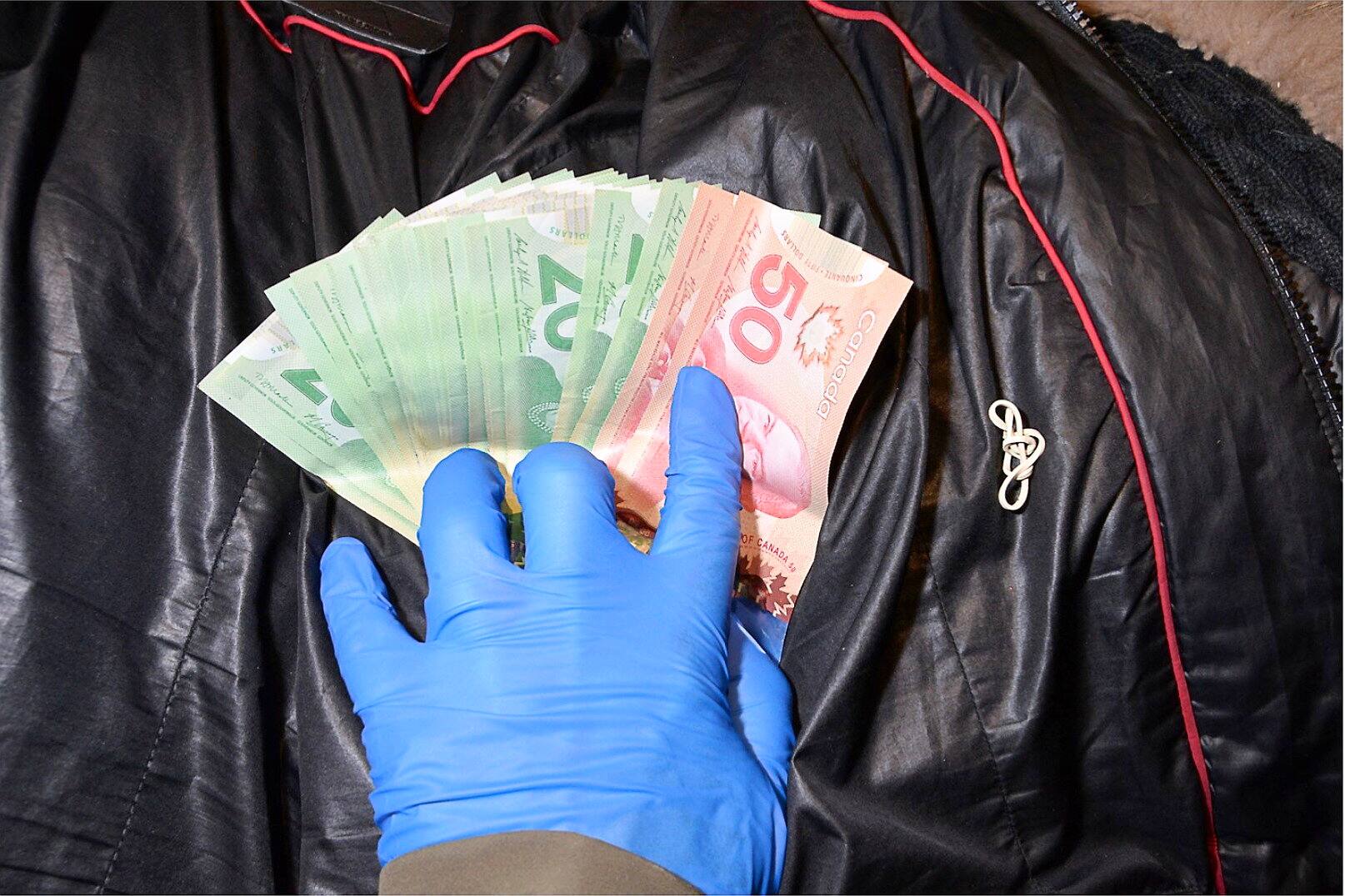 Durante una búsqueda en Willy Castro-Agiros, en Ash Street, en Montreal, en febrero de 2020, la policía pudo obtener $ 9780, cannabis y una docena de tarjetas de crédito en nombre de otras personas. También encontraron botellas de vodka.