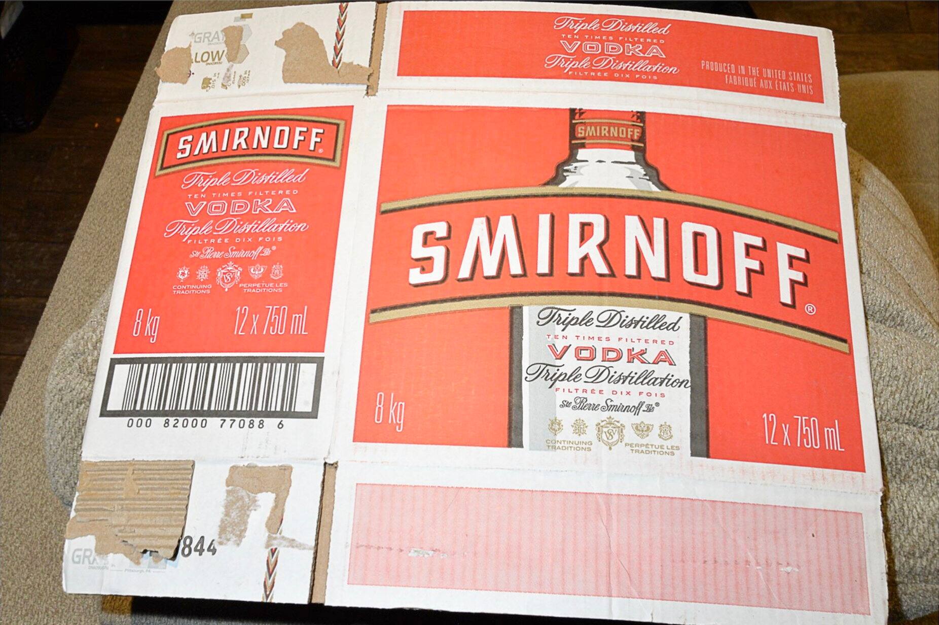 Caja de botellas de vodka Smirnoff encontradas por la policía de Willy Castro-Cisneros, en Montreal.