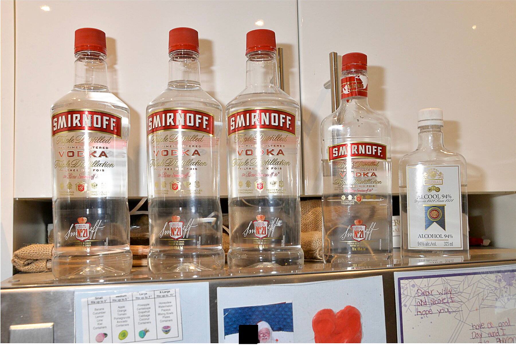 Durante una búsqueda en Willy Castro-Agiros, en Ash Street, en Montreal, en febrero de 2020, la policía pudo obtener $ 9780, cannabis y una docena de tarjetas de crédito en nombre de otras personas. También encontraron botellas de vodka.