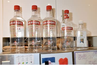 Durante una búsqueda en Willy Castro-Agiros, en Ash Street, en Montreal, en febrero de 2020, la policía pudo obtener $ 9780, cannabis y una docena de tarjetas de crédito en nombre de otras personas. También encontraron botellas de vodka.