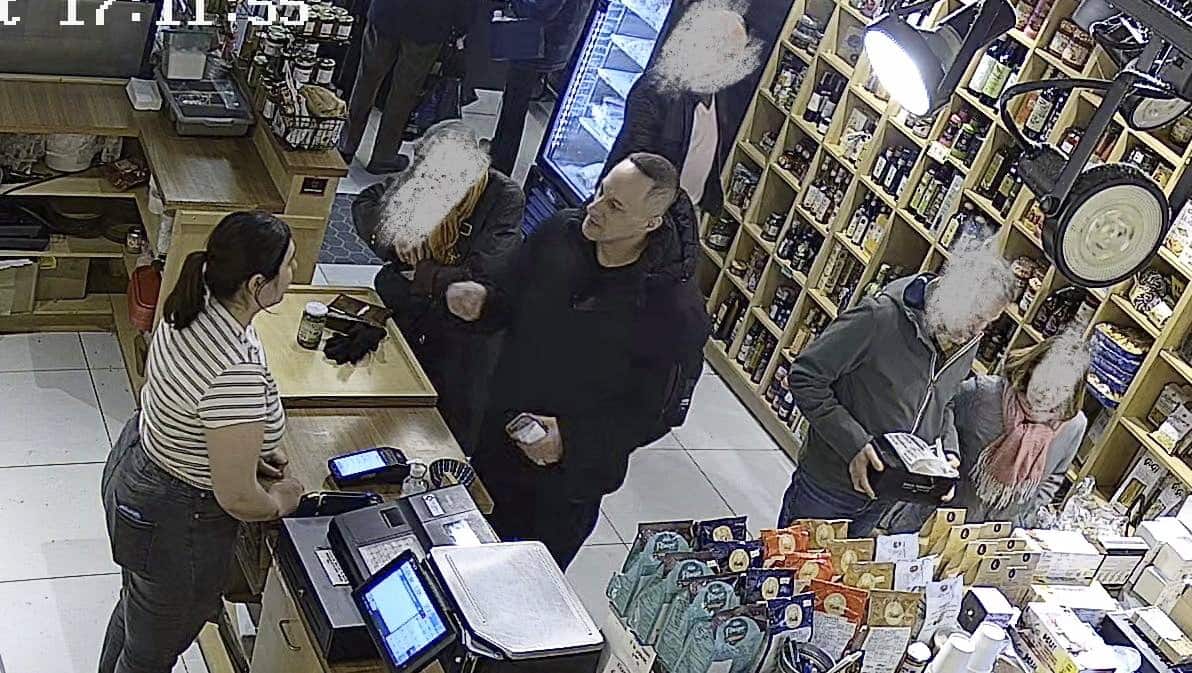 Un voleur condamné à près de 15 ans de taule aurait récidivé en dépouillant 17 victimes alors qu’il était en libération conditionnelle.