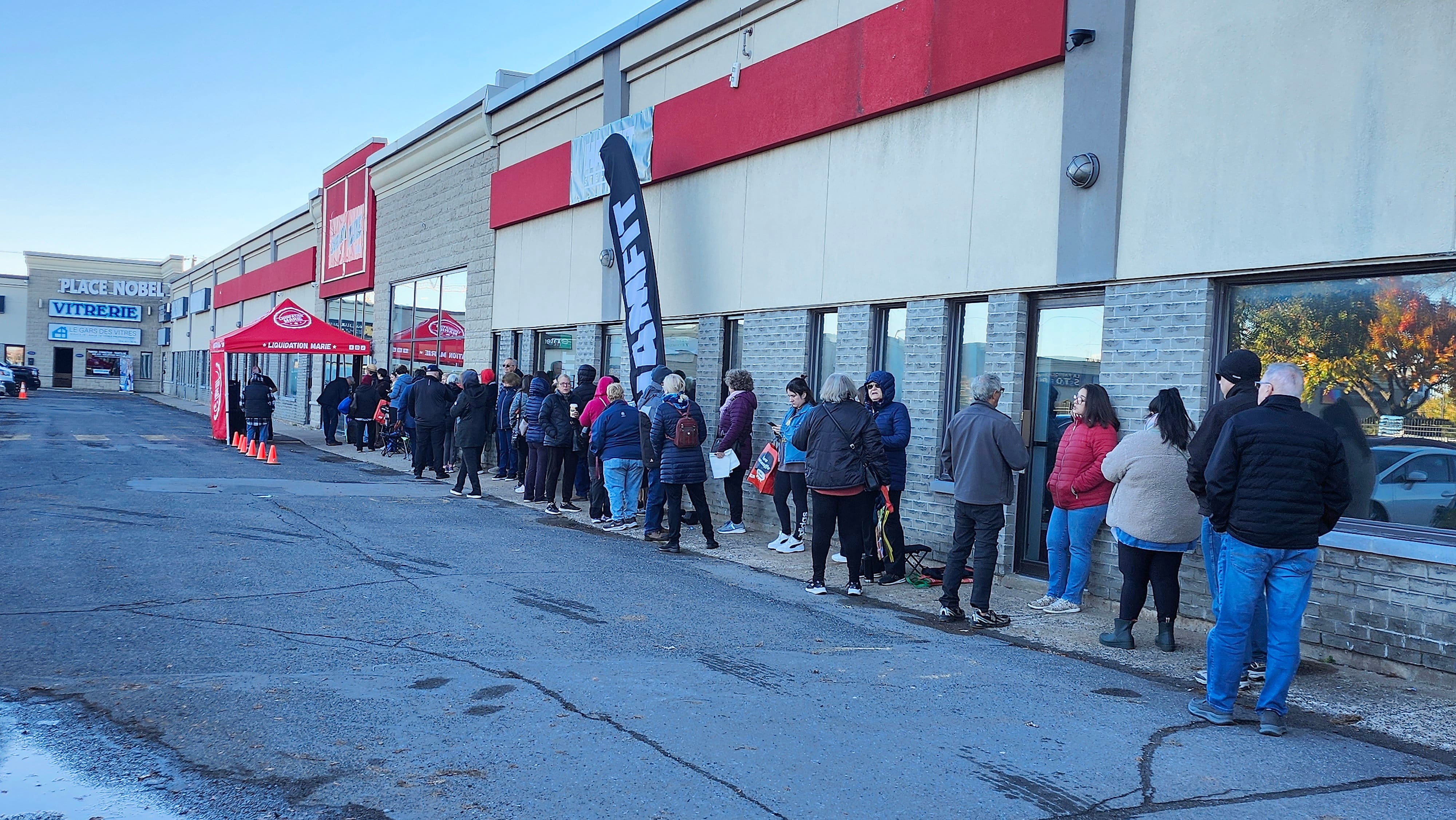 Liquidation Marie a ouvert son 16e magasin à Sainte‑Julie le jeudi 15 octobre 2026. «Le Journal» s’y est rendu pour comprendre l’engouement entourant l’enseigne. Une demi-heure avant l’ouverture prévue à 9h, des dizaines de clients faisaient déjà la file devant le commerce, et celle-ci ne cessait de s’allonger.