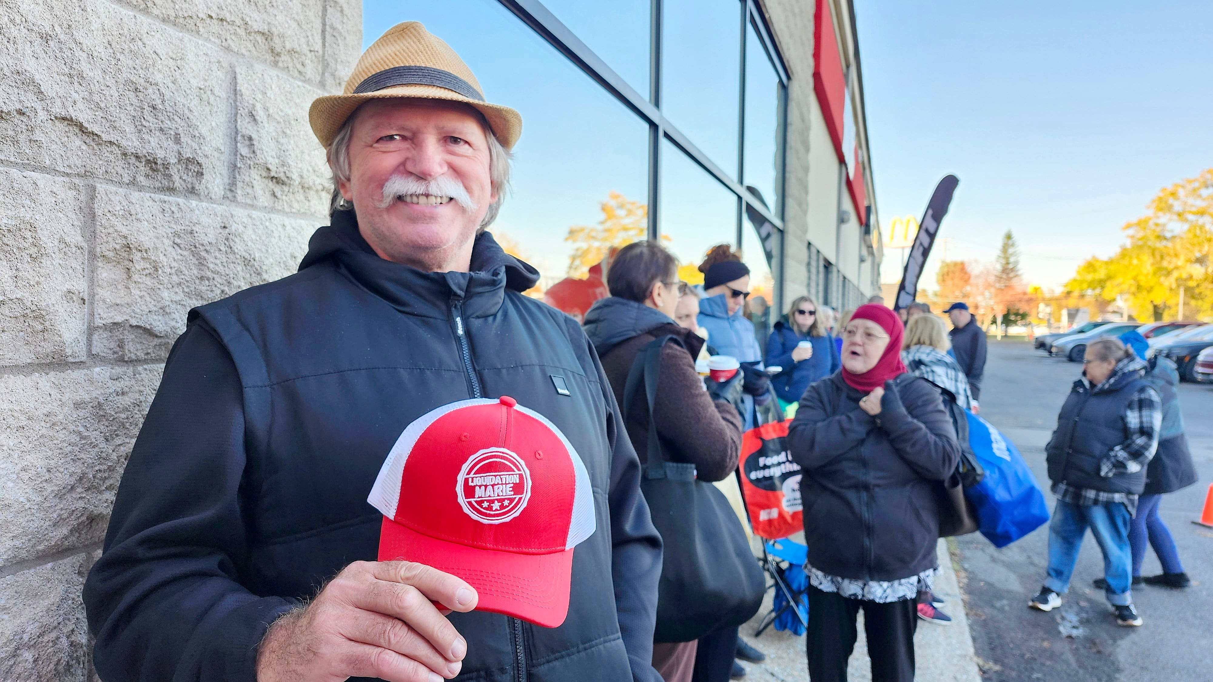 Donald Desjardins, un retraité de 68 ans, était le premier en file à l’ouverture. Dès 6h30, il était déjà posté devant la porte. On le voit avec une casquette offerte en cadeau par l’entreprise aux premiers arrivés. Fromage, viande et autres produits du quotidien... il ne se passe plus de ce magasin.