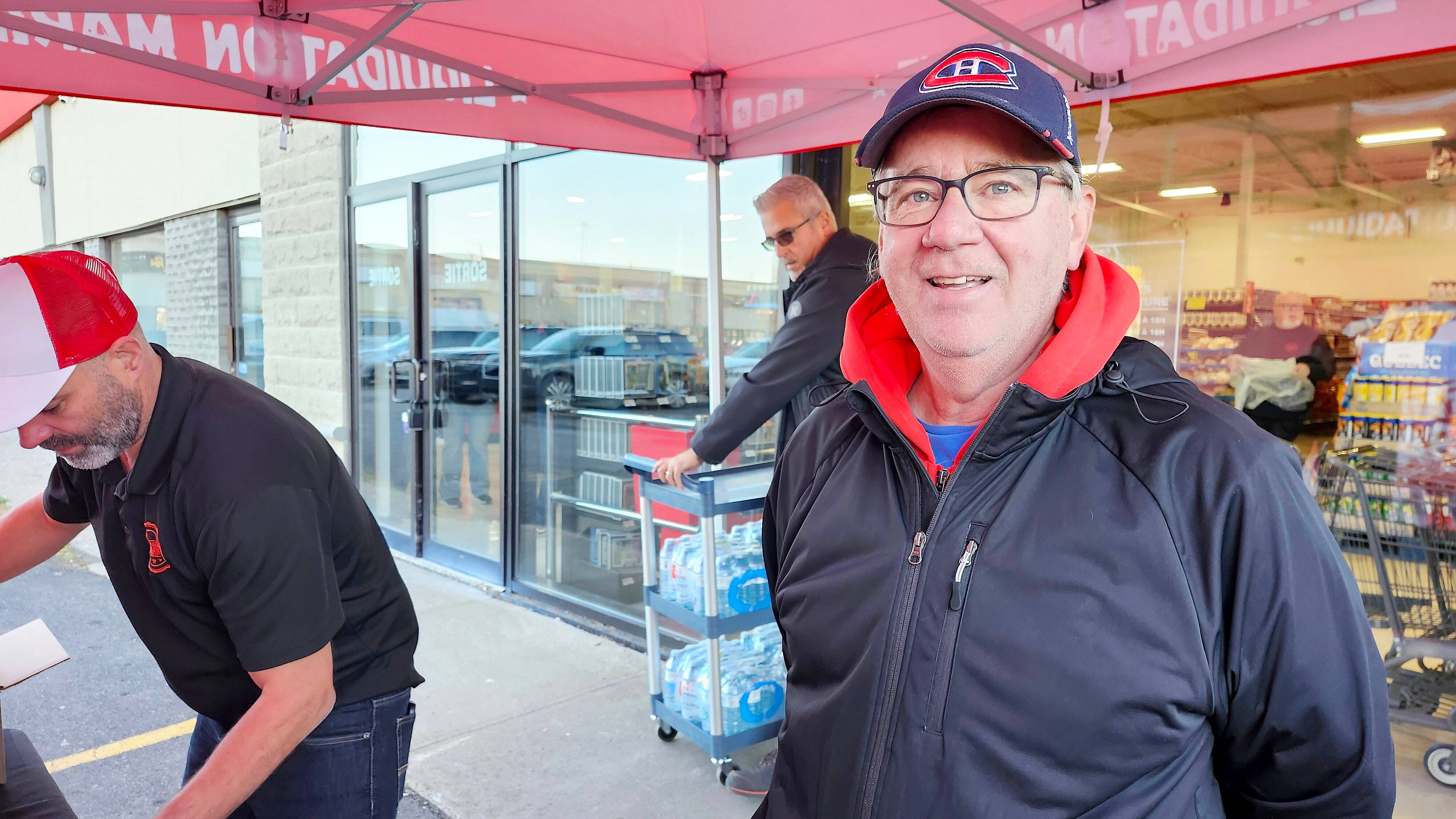 Sylvain Rioux, un retraité passionné de golf, a assisté à l’ouverture du magasin Liquidation Marie de Sainte‑Julie, le 15 octobre 2026. Il fréquente l’enseigne environ une fois par mois. Il dit toutefois comparer les prix avec ceux des autres supermarchés afin de s’assurer que les économies sont réellement au rendez-vous.