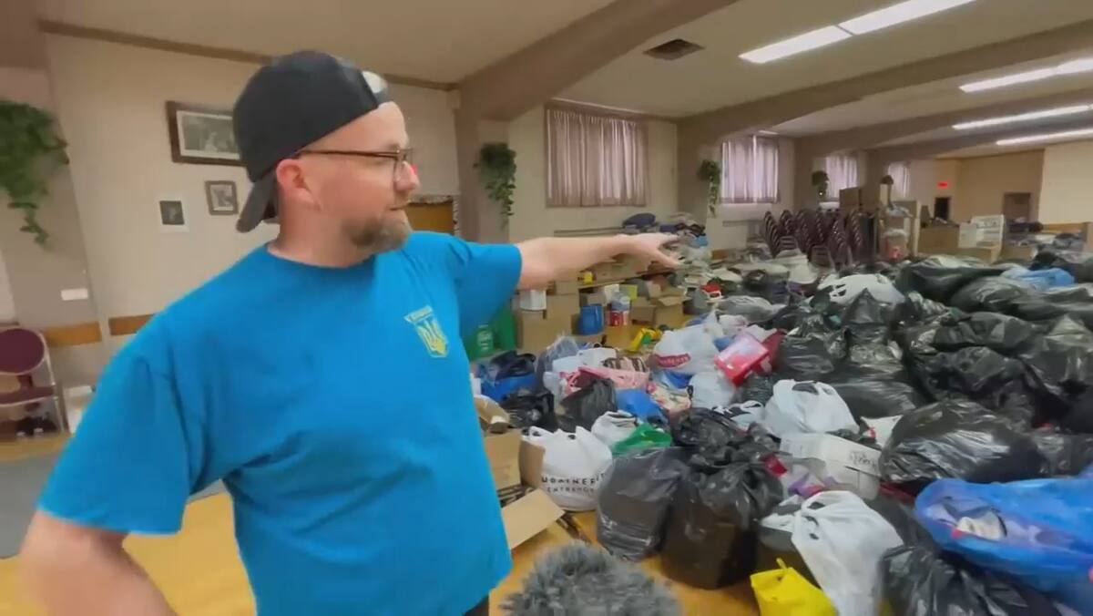 Des bénévoles trient des montagnes de dons destinés aux Ukrainiens