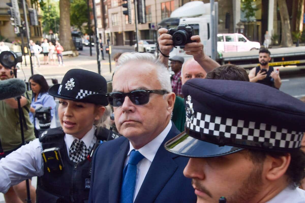 Un ancien pr&eacute;sentateur t&eacute;l&eacute; de la BBC reconna&icirc;t avoir re&ccedil;u des images p&eacute;dopornographiques