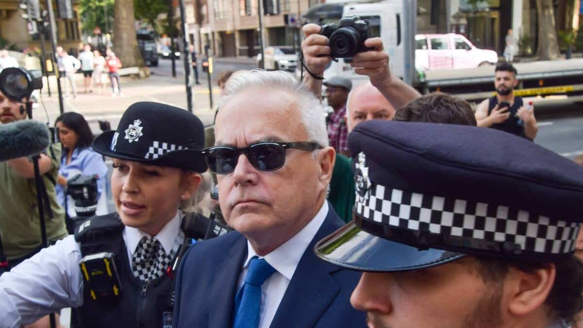 Un ancien présentateur télé de la BBC reconnaît avoir reçu des images pédopornographiques