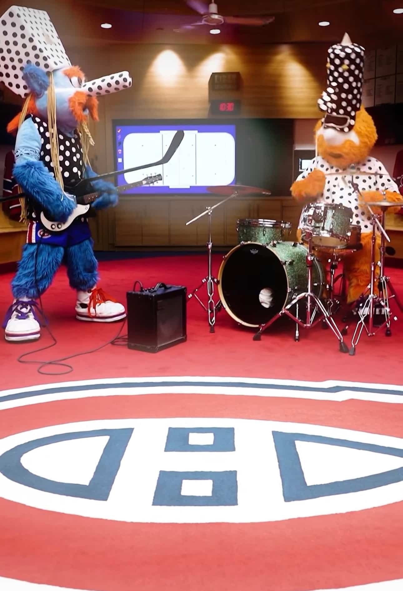 [VIDÉO] Les mascottes des Canadiens de Montréal, Youppi! et METAL!, rendent hommage au groupe Angine de Poitrine