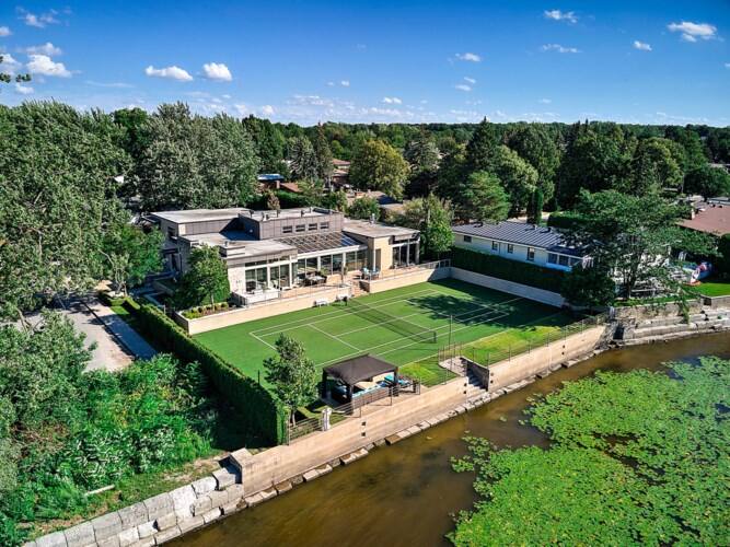 Une maison avec des allées de bowling est à vendre