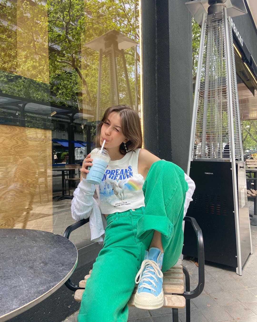 Les jeans colorés seront partout cet été