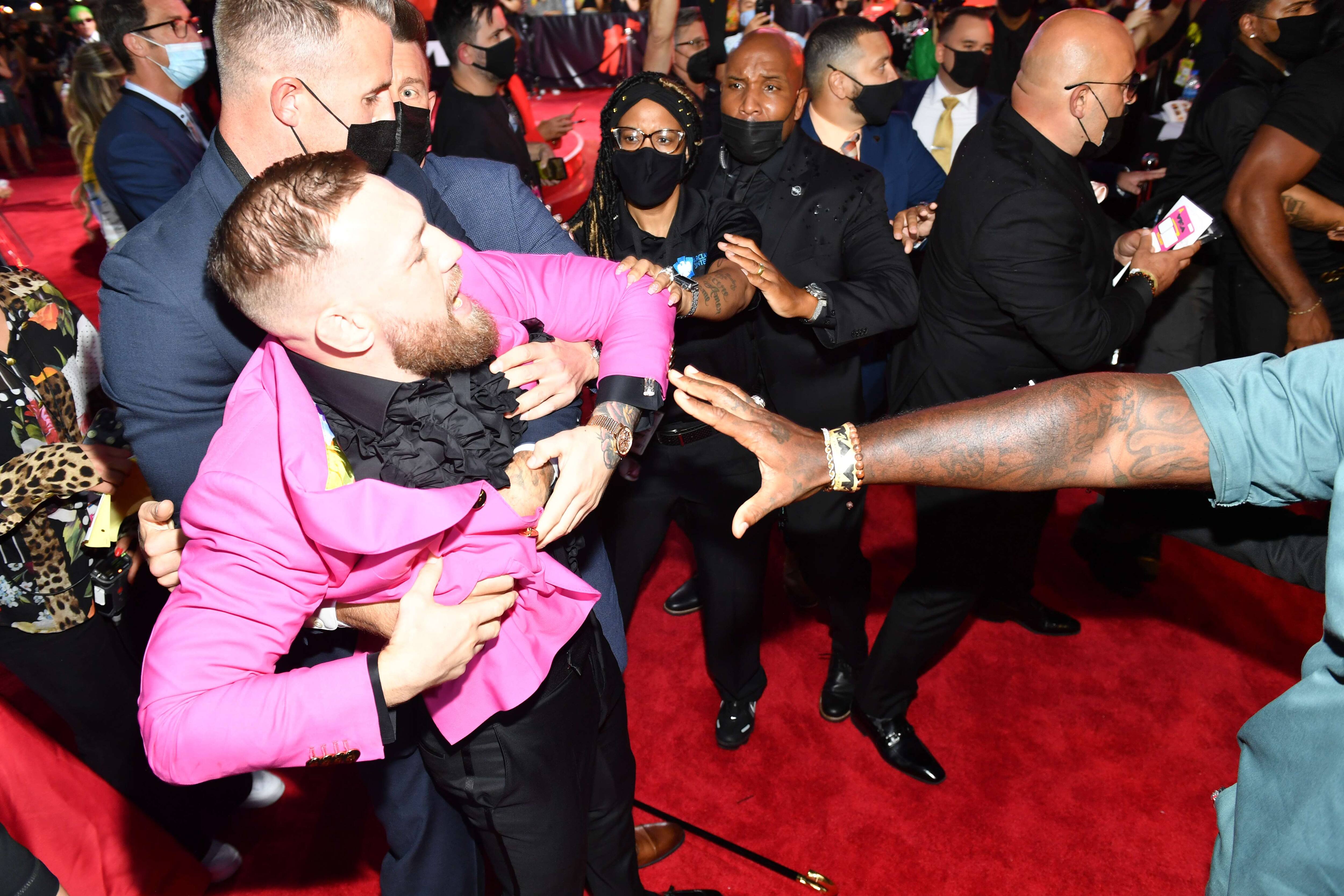 MGK et Conor McGregor en viennent aux mains sur le tapis rouge des MTV VMA