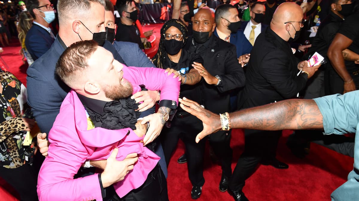 MGK et Conor McGregor en viennent aux mains sur le tapis rouge des MTV VMA