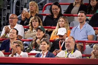 L'Mizahiste Mariana Mazza (Avec la Casquette des Yankees) Bir teşvik sans réserve victoria mboko, jeudi soir, tout comme le ministre de la santé, christian dubé (en Bas à droite) et le hockeyeur jonathan hubeBerdeau (aveceur jonathan hubeerdeau (aveckeyeur jonathan hube.