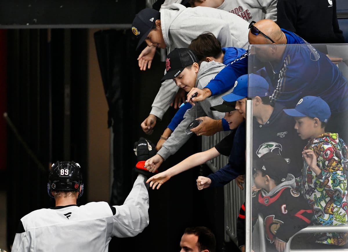 Lars Eller elogió a los aficionados que dejaban el hielo después del entrenamiento.