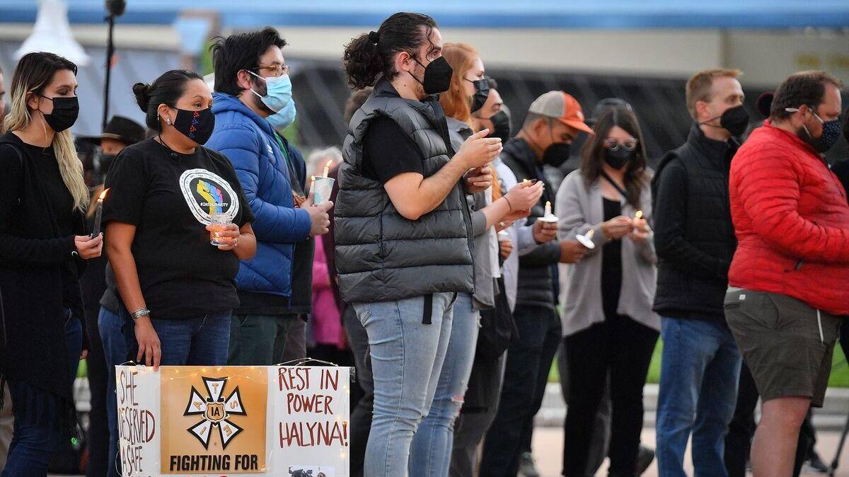 Après le tir fatal d’Alec Baldwin, les appels à bannir les armes sur les tournages se multiplient