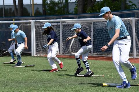 Under the supervision of Jean-Philippe Roy, the youngsters from the baseball sports studies at Canonniers de Québec broke the ice by stepping into the field to Stade Canac.