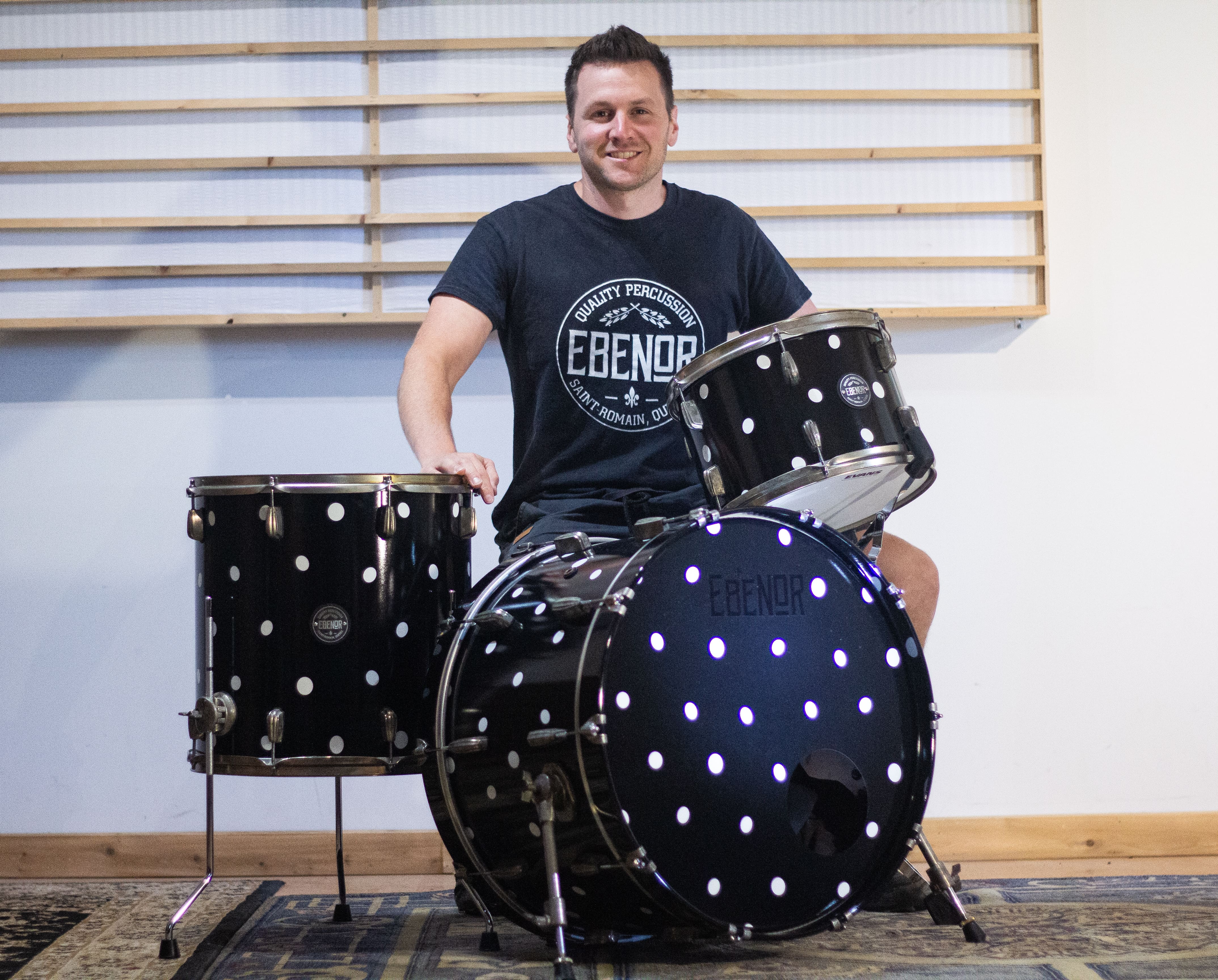 «C’est un très grand sentiment de fierté»: la nouvelle batterie québécoise d’Angine de Poitrine est signée Ebenor Percussion