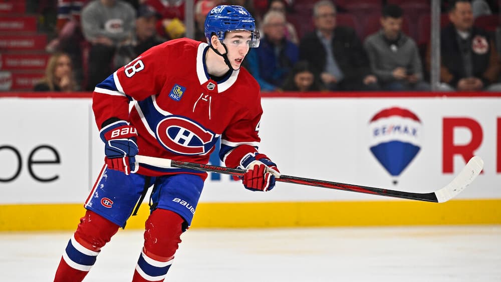 Brad Marchand demande à Lane Hutson de mettre son père «sous contrôle»