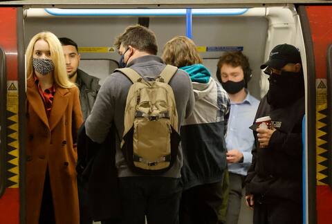 Omigron: Vo Veľkej Británii pred prázdninami